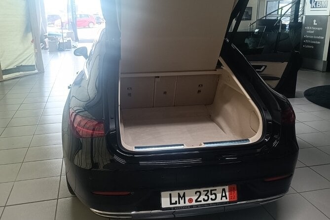 Exclusive Green Airport Limousine Service - Confirmation and Booking Process