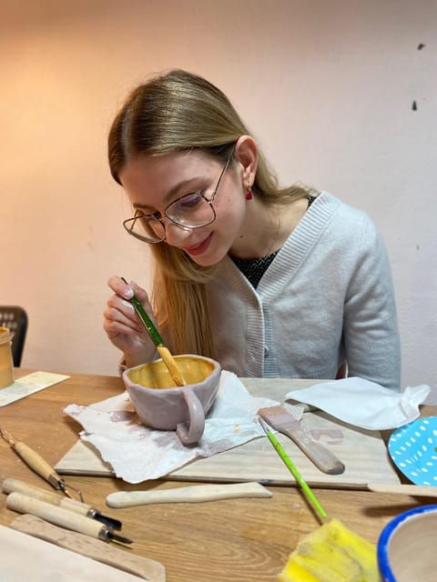Exclusive pottery experience for couple with wine and snacks - FAQ