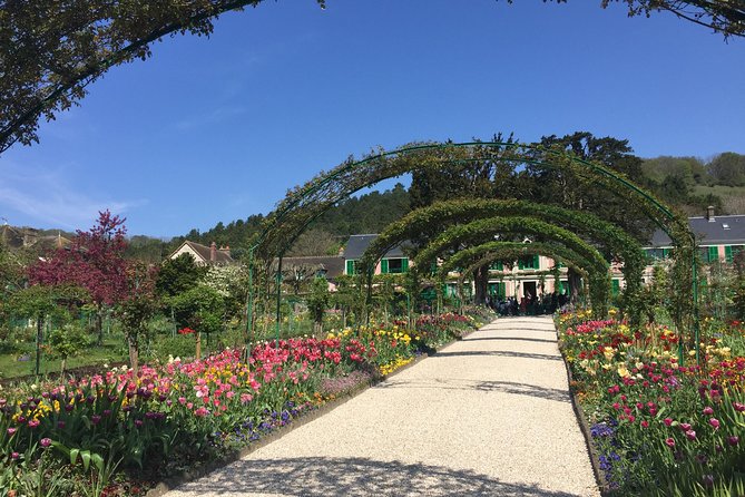 Excursion CHATEAU DE VERSAILLES and GIVERNY in Limousine From Paris - Frequently Asked Questions