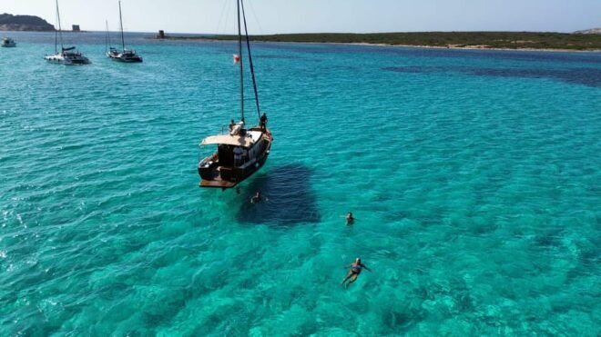 EXCURSION IN THE ASINARA PARK IN A WOODEN SAILING BOAT - Lunch Experience