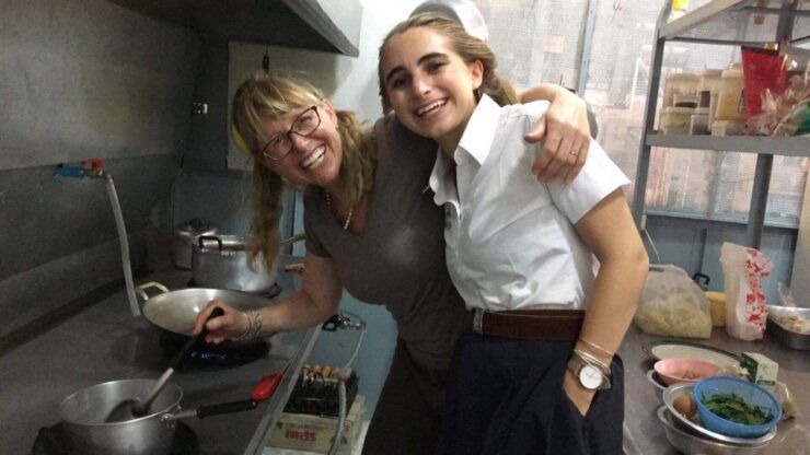 Experience Dining and Cooking at a Mom's Home (Local) - Instructor and Language