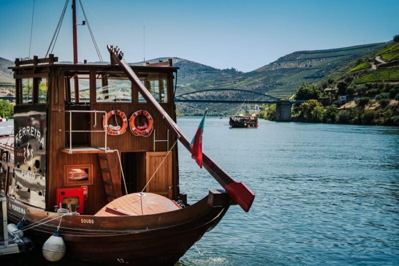 Experience in Pinhão: Wine Tasting, Lunch and Rabelo Boat - Discovering the Historic Winery