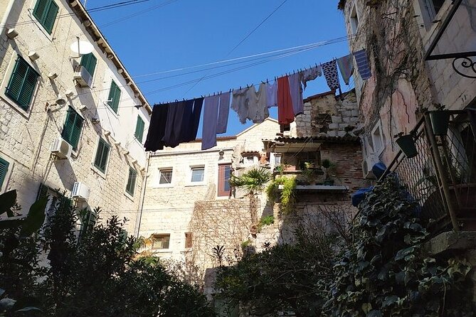 Experience Split With Local Professional Historian - Small Group - Participant Interaction