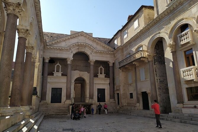 Experience Split With Local Professional Historian - Small Group - Visual Enhancements