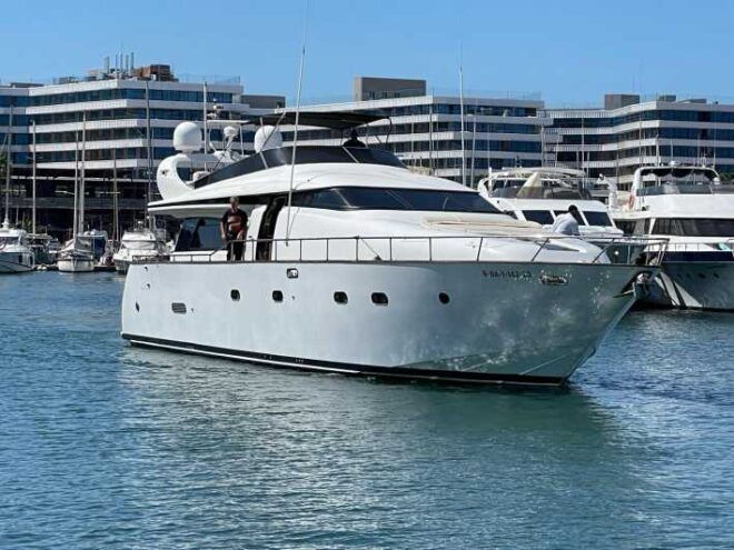 Experience the AMERICANS CUP From a Yacht - Yacht Details and Features