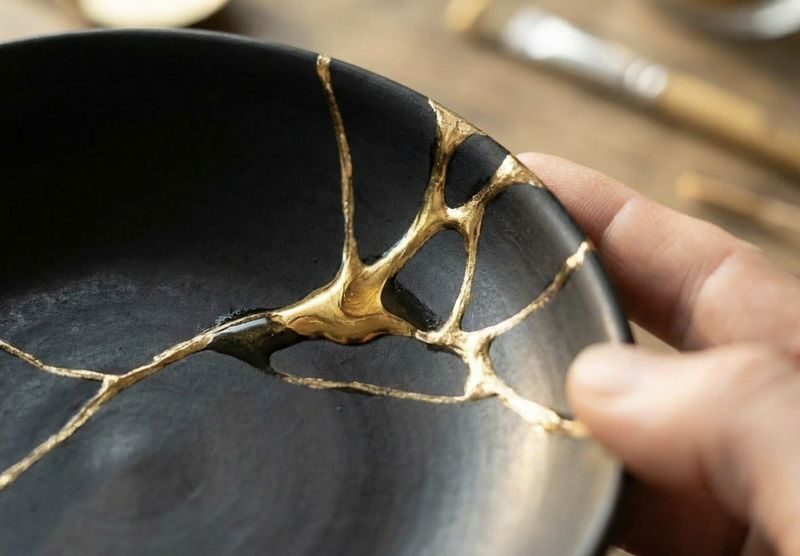 Experience the art of Kintsugi in Kyoto Gion Workshop - Working with lacquer and gold powder