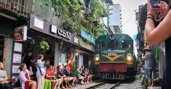 Experience Train Street With Local Food - Tips for a Great Experience