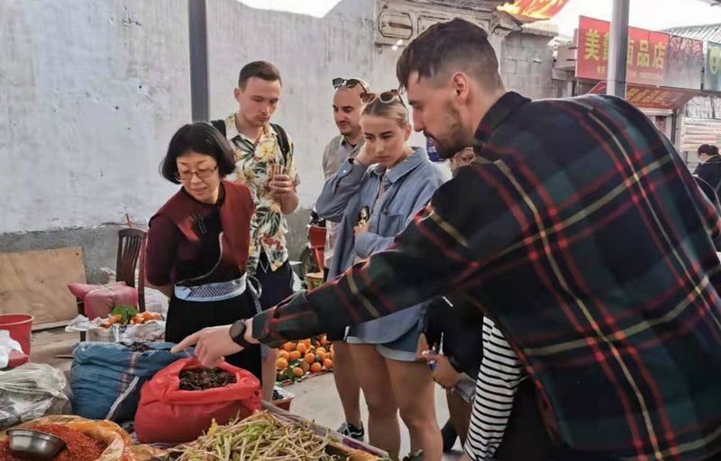 Explore a local ethnic market and prepare Naxi cuisine with a Naxi host. - Sit down to lunch and local drinks