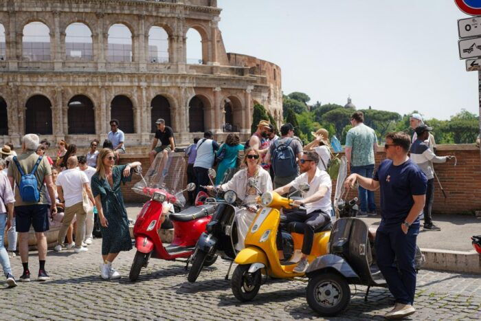 Explore City on Vespa With Professional Photographer - Customer Experiences and Ratings