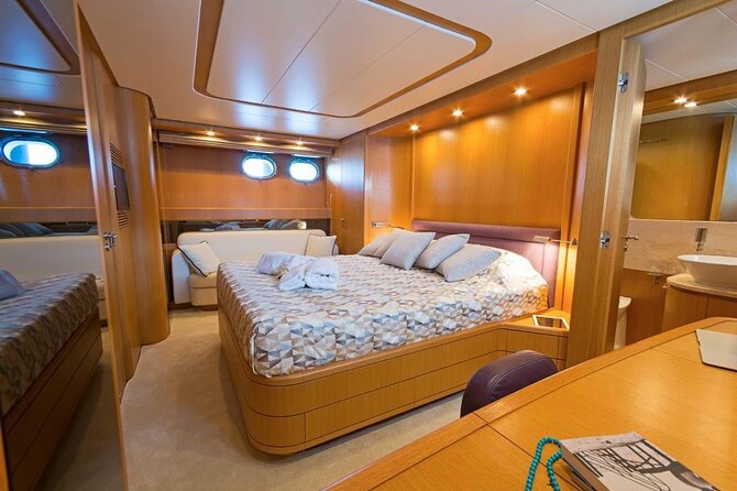 Explore Dubais Shore on a Luxurious Yacht Sanlorenzo 72 - End Point and Return to Meeting Point