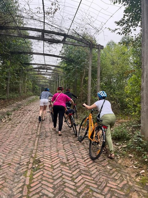 Explore Duong Lam Village With Mia Pagoda, Phung Hung Temple - Cultural Insights