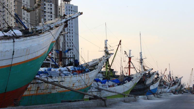Explore Jakarta Highlight Place | Multilingual Guide - The guide and driver are central to the experience