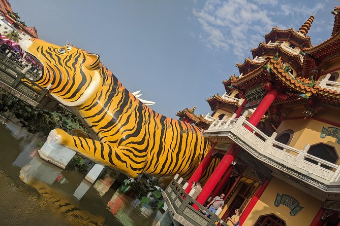 Explore Kaohsiung - 8 Hours Private Transfers - Best of Kaohsiung Sites - Indulge in Kaohsiungs Delicious Local Cuisine