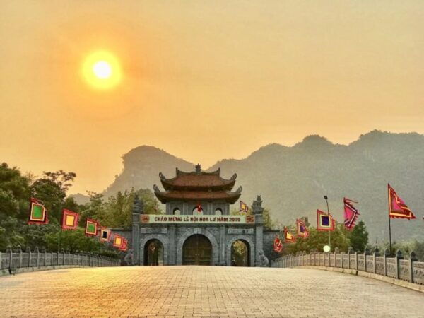 Explore Ninh Binh in 1 Day: Trang An, Mua Cave & Hoa Lu - Exploring Trang An