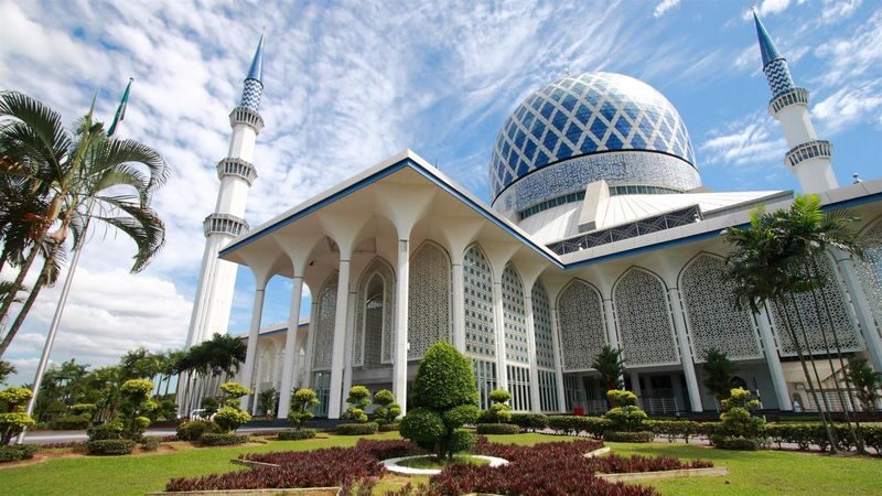 Explore Putrajaya Pink Mosque and Blue Mosque Shah Alam - Shah Alam’s Blue Mosque: a separate visitor guide