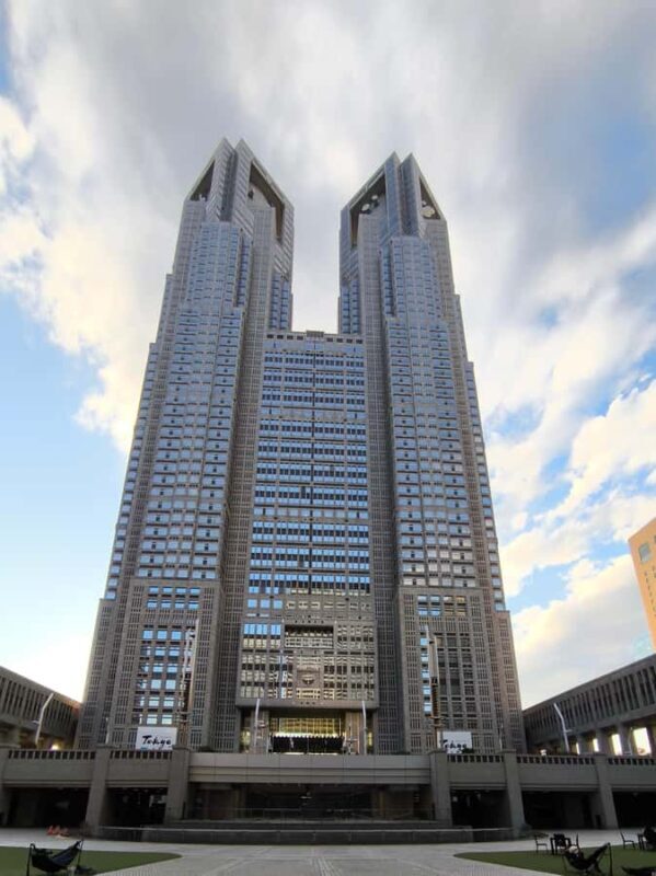 Explore Shinjuku's breathtaking views and entertainment districts - Digital Entertainment and the Gaze at the "Giant Cats"