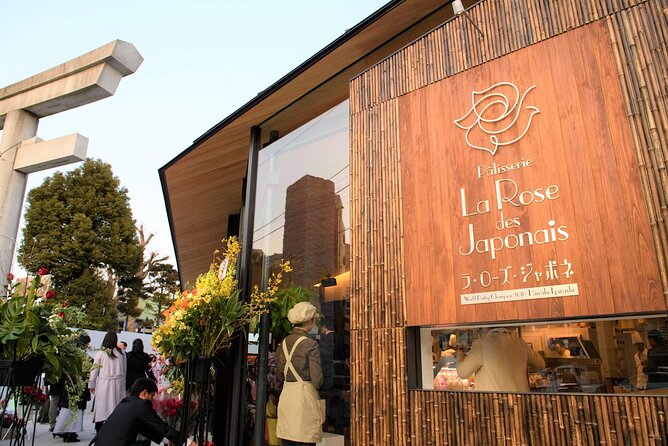 Exploring Everyday Life in Downtown Tokyo Walking With Shiba-Inu - Shopping for Unique Souvenirs and Fashion