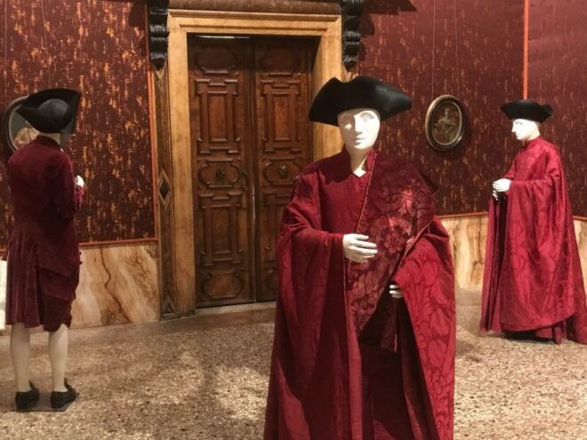 Fabrics and Perfumes in Venice - History of Perfumes and Essences