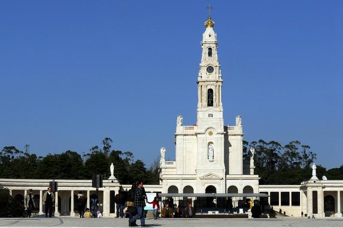 Faith and Heritage: Fátima Batalha Nazaré and Óbidos Private Tour From Lisbon - Tour Overview and Itinerary
