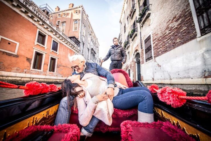 Fall in Love in Venice: Gondola Ride and Romantic Meal - Romantic Meal: Dining in an Enchanting Venetian Restaurant