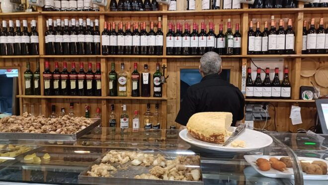 Familly Friendly Tour: Tailored Tapas & Scavenger Hunts! - Tour Details and Customization