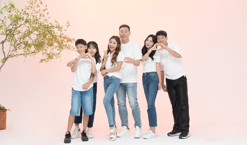 Family Portrait Experience in Seoul by 9 Studio - Arriving near Apgujeong Station