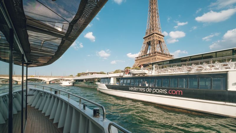 Family River Cruise on the Seine from the Eiffel Tower - What the electric boat changes