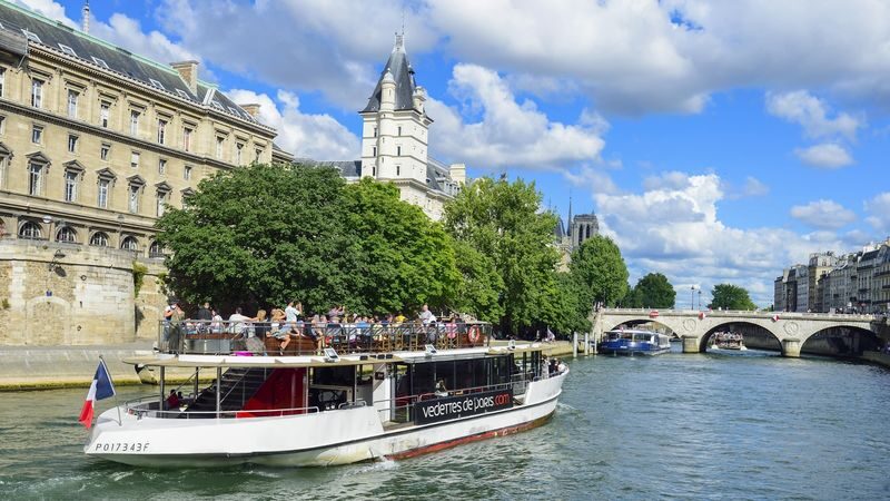 Family River Cruise on the Seine from the Eiffel Tower - Is one hour enough?