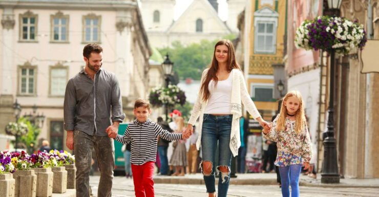 Family Tour of Linzs Old Town, Pöstlingberg and Grottenbahn - Family-Friendly Activities and Games