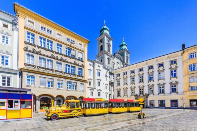 Family Tour of Linzs Old Town, Pöstlingberg and Grottenbahn - Historical Insights and Landmarks
