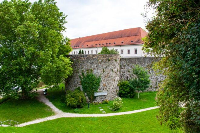 Family Tour of Linzs Old Town, Pöstlingberg and Grottenbahn - Important Information and Tips