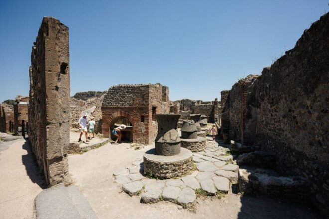 Family Tour of Pompeiis Teatro Grande and Historic Streets. - Itinerary