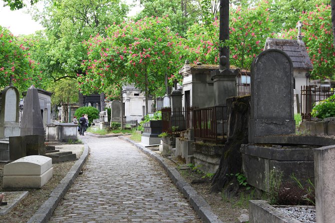 Famous Graves of Père Lachaise Cemetery Guided Tour - Famous Graves