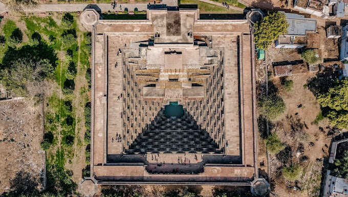 Fatehpur Sikri and Stepwell Tour from Agra to Jaipur - The car, driver, and stops along the way