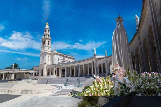 Fátima, Batalha, Nazaré, and Óbidos: Day Trip From Lisbon - Sanctuary of Our Lady of Fátima