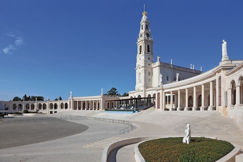 Fatima, Batalha, Nazare and Obidos tour from Lisbon - Four places, four different reasons to stop