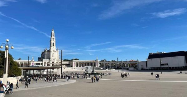 FATIMA NAZARE OBIDOS FULL DAY 9H - Pickup Locations and Amenities
