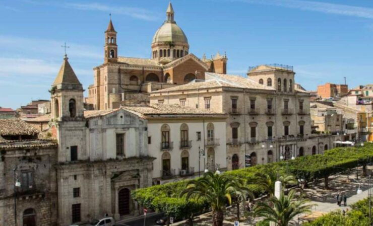 Favara: Guided Walking Tour With Cannolo and Sicilian Lunch - Tour Overview