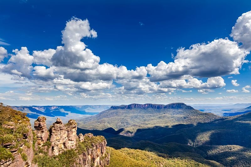 Featherdale and Scenic World Blue Mountains Tour with Korean Guides - Leura makes a pleasant, practical lunch break