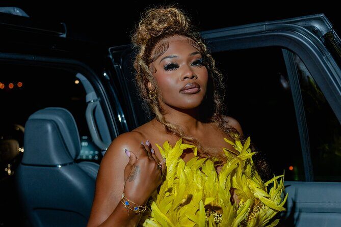 Feel Like a Star: Nighttime Paparazzi Flash Photoshoot - Feel Like a Star: Nighttime Paparazzi Flash Photoshoot — A Glittering Aruba Experience