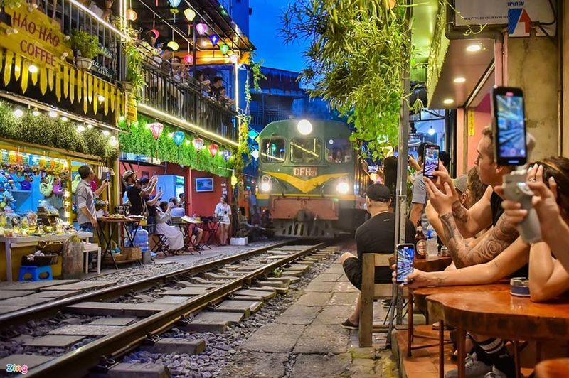Female Riders in Ao Dai: Hanoi Sunset & Nightlife Experience by Motorbike - Who should book this Hanoi night ride?