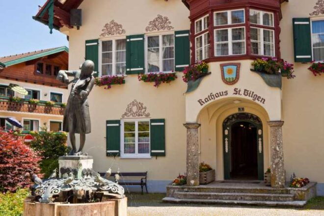 Festive Christmas Walking Tour in St. Gilgen - Itinerary
