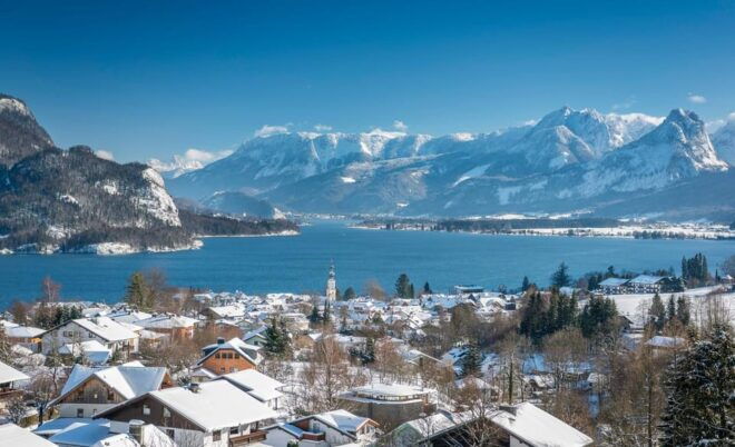 Festive Christmas Walking Tour in St. Gilgen - Seepromenade Stroll