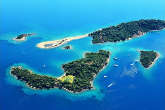 Fethiye 12 Islands & Göcek Surroundings Boat Tour - Onboard Amenities