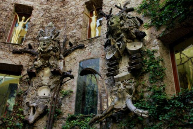 Figueres: Dalí Theater-Museum Guided Tour - Experience Description