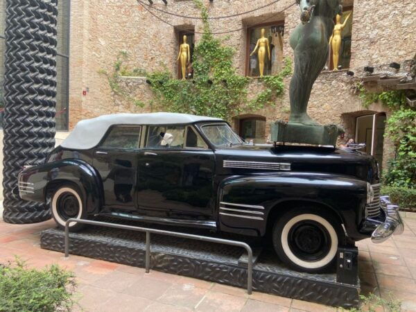 Figueres: Dalí Theater-Museum Guided Tour - Meeting Point Details