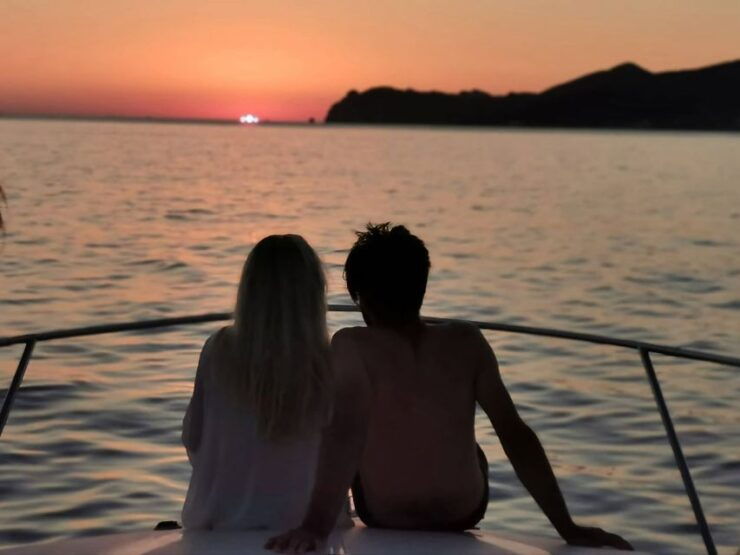 Fira: Private Sunset Cruise With BBQ, Drinks and Hot Springs - Experience Highlights