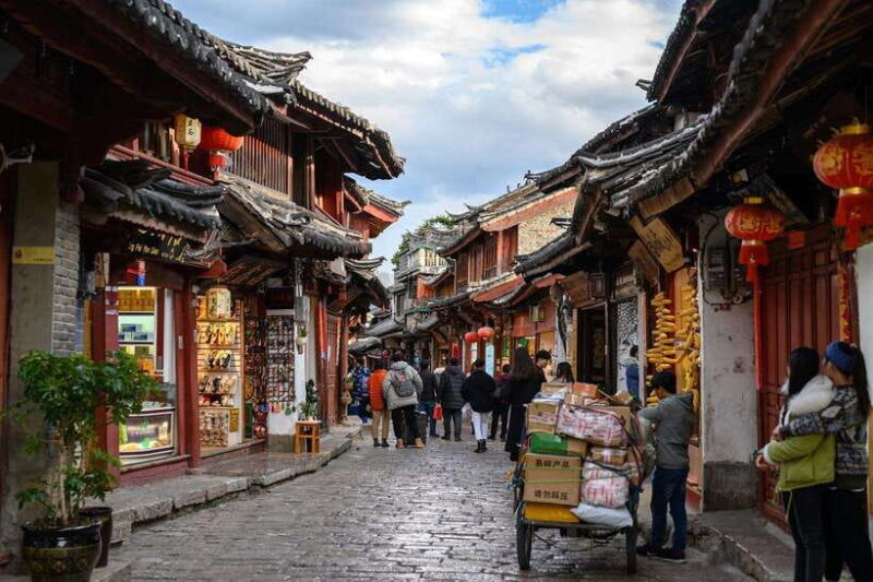 Flexible Lijiang City Highlights Private Day Tour with Lunch - Black Dragon Pond Park: Nature’s Masterpiece