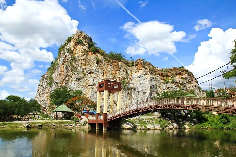 Floating Market and Ratchaburi Landmark Day Tour from Bangkok - Damnoen Saduak: boats, food, and a short visit