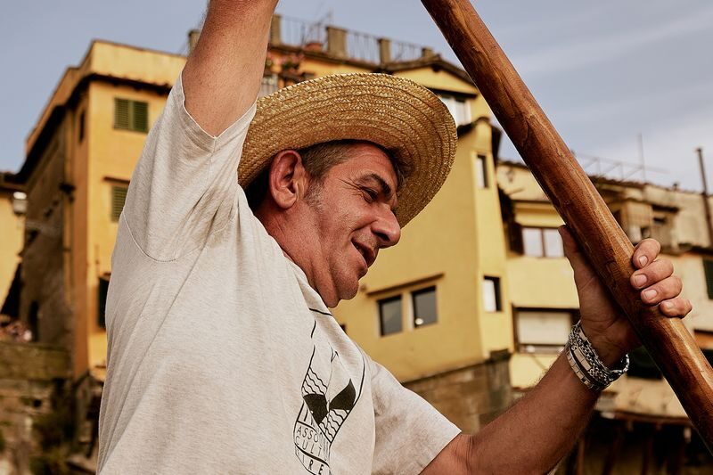 Florence Traditional Gondola Guided Boat Tour on the Arno River - What the price buys you